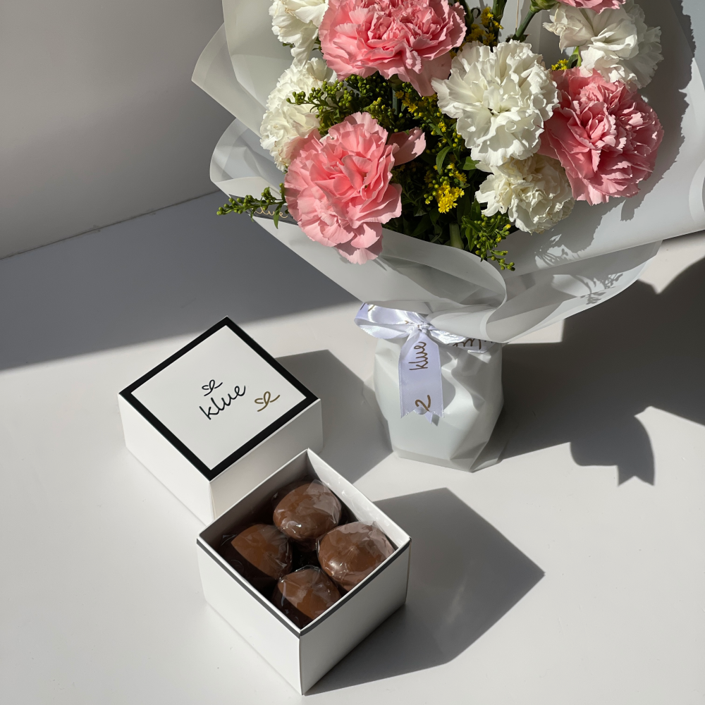 Hand Bouquet & Brownies Chocolate Box