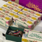 صينية هدايا العيد مع 8 تعليقات جمل مطرزة